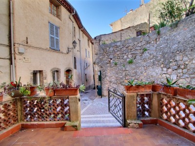 APPARTEMENT - 2 CHAMBRES - EXTERIEUR ET CAVES A VENDRE - FAYENCE - 55 m2 - 185000 €