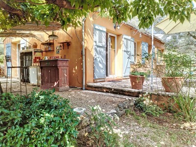 VILLA AVEC PISCINE - PROCHE VILLAGE A VENDRE - TOURRETTES - 86 m2 - 460000€