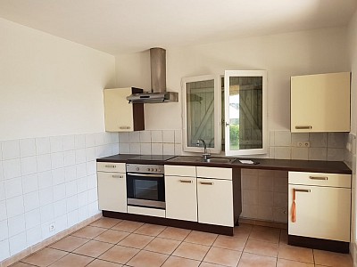 VILLA 4P AVEC GARAGE A LOUER - TOURRETTES - 141 m2 - 1535 € charges comprises par mois