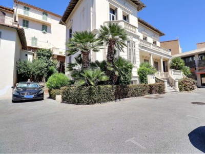 LOCAL MEDICAL A VENDRE - FREJUS - 104 m2 - 328000 € 