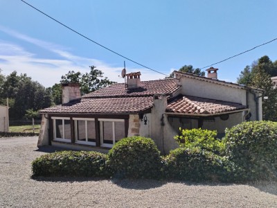 Charmante maison de plain-pied avec garage. A VENDRE - BAGNOLS EN FORET - 65 m2 - 360000 €