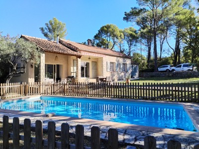 Maison traditionnelle de plain-pied avec piscine A VENDRE - SEILLANS - 100 m2 - 484000 €