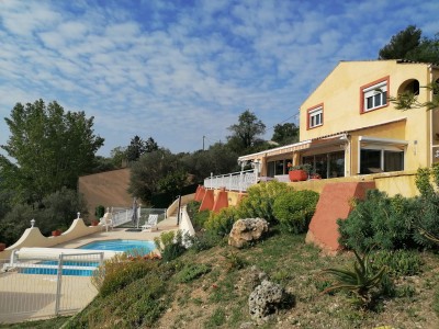 Maison avec vue, piscine et deux appartements A VENDRE - FAYENCE - 150 m2 - 546000 €