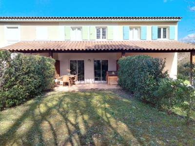 APPARTEMENT AVEC 3 CHAMBRES - JARDIN - PISCINE A VENDRE - MONTAUROUX - 65 m2 - 275000€