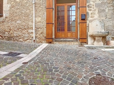TOURRETTES Maison de village atypique A VENDRE - TOURRETTES - 125 m2 - 249000€
