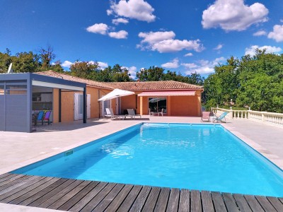 VILLA DE PLAIN-PIED AVEC PISCINE ET DEPENDANCES A VENDRE - FAYENCE - 160 m2 - 875000€