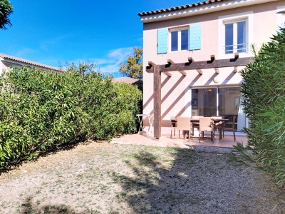 DUPLEX AVEC JARDIN DANS UNE RESIDENCE AVEC PISCINE - MONTAUROUX - 55 m2 - VENDU