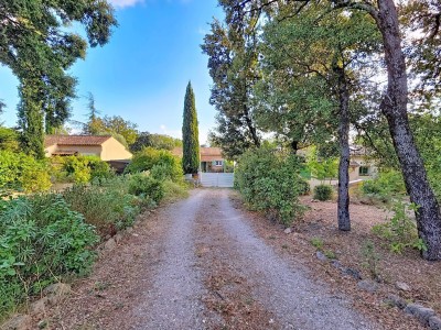 MAISON 3 CHAMBRES DANS DOMAINE AVEC PISCINE A VENDRE - SEILLANS - 95 m2 - 439000€