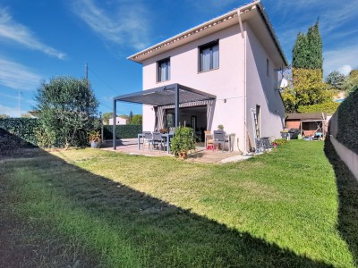 MAISON INDIVIDUELLE / 2 CHAMBRES/ JARDIN / CHALET A VENDRE - MONTAUROUX - 88 m2 - 432 000 €