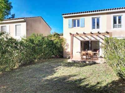 DUPLEX AVEC JARDIN DANS UNE RESIDENCE AVEC PISCINE A VENDRE - MONTAUROUX - 58 m2 - 248000€