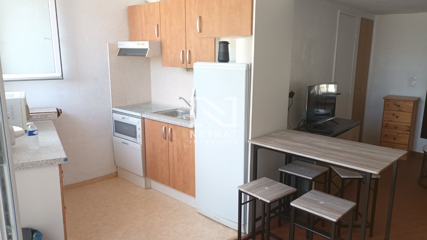 F1 MEUBLE DANS RESIDENCE FERMEE AVEC PISCINE.