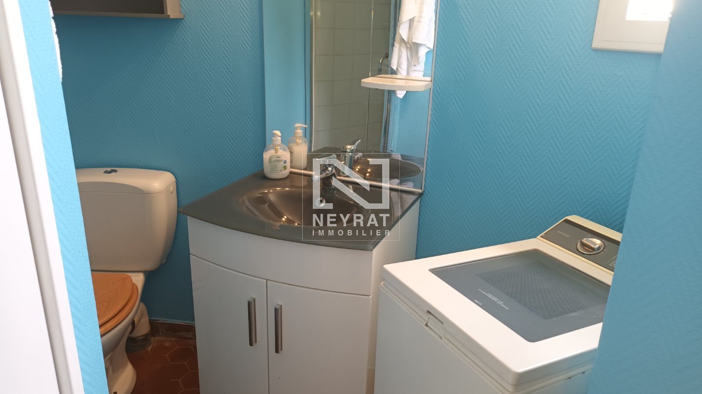 F1 MEUBLE DANS RESIDENCE FERMEE AVEC PISCINE.