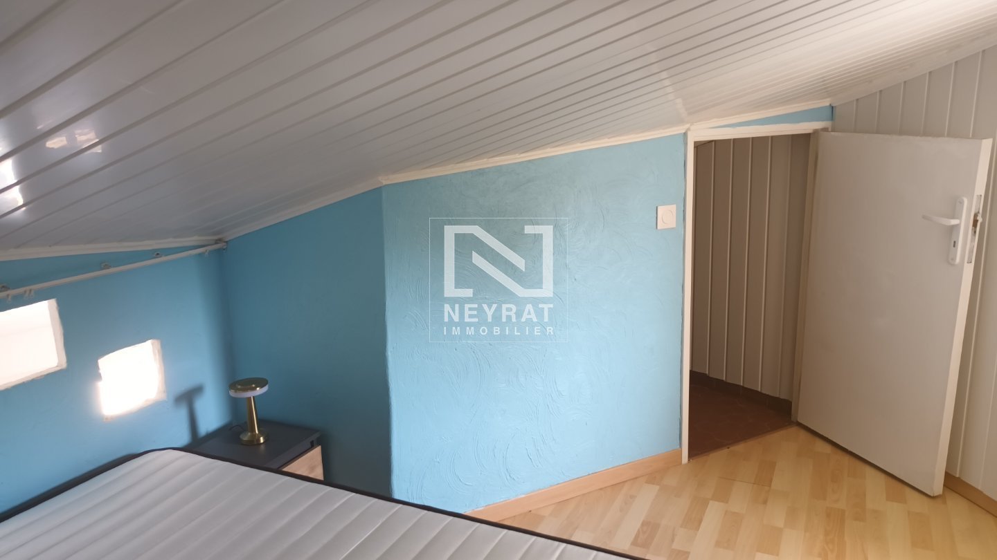 F1 MEUBLE DANS RESIDENCE FERMEE AVEC PISCINE.