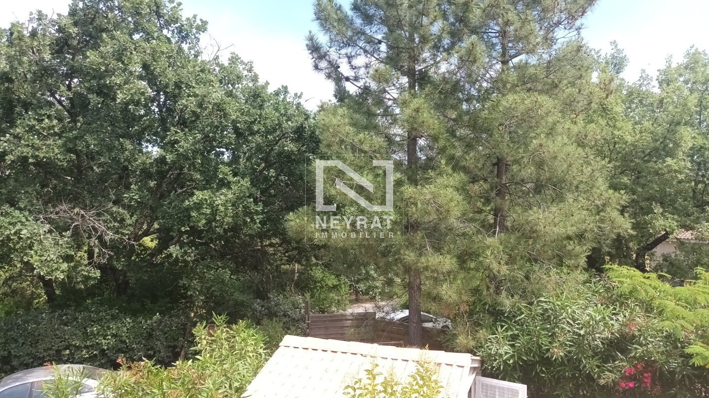 F1 MEUBLE DANS RESIDENCE FERMEE AVEC PISCINE.