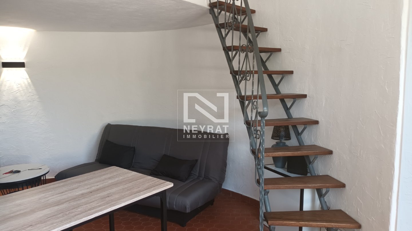 F1 MEUBLE DANS RESIDENCE FERMEE AVEC PISCINE.