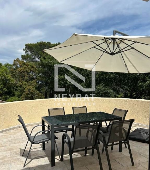 F1 MEUBLE DANS RESIDENCE FERMEE AVEC PISCINE.