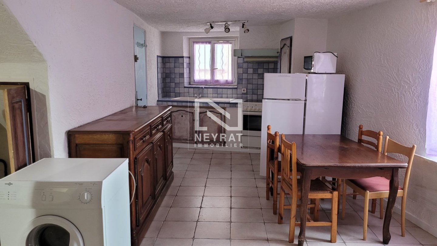 DEUX PIECES MEUBLE A LOUER - CALLIAN - 35.98 m2 - 547 &euro; charges comprises par mois
