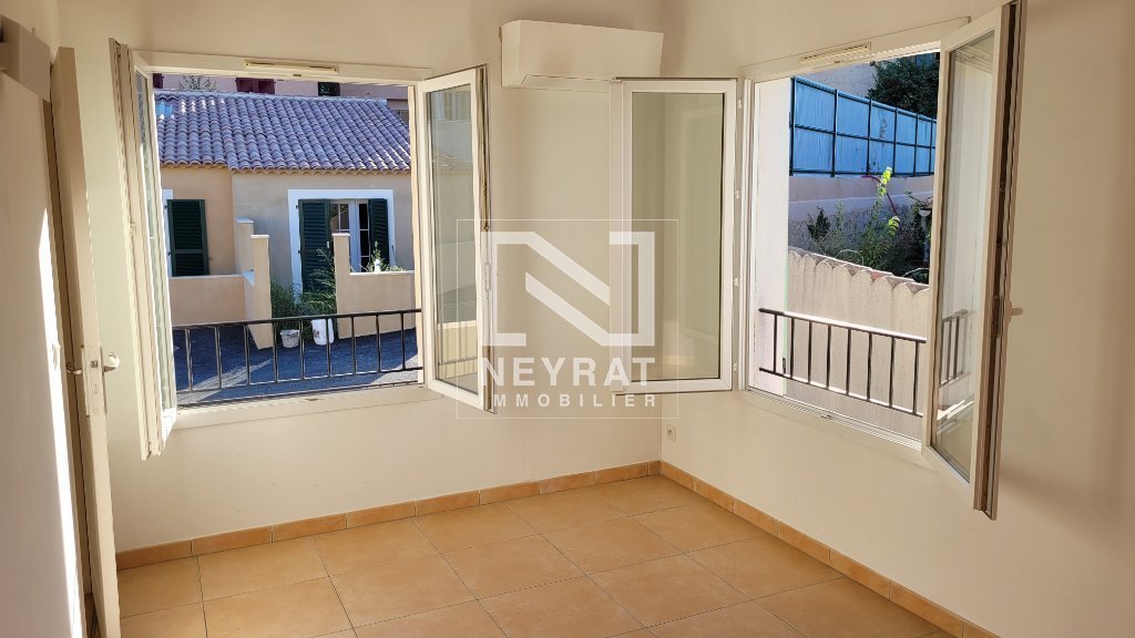 APPARTEMENT T2 A LOUER - MONTAUROUX - 46 m2 - 695 &euro; charges comprises par mois
