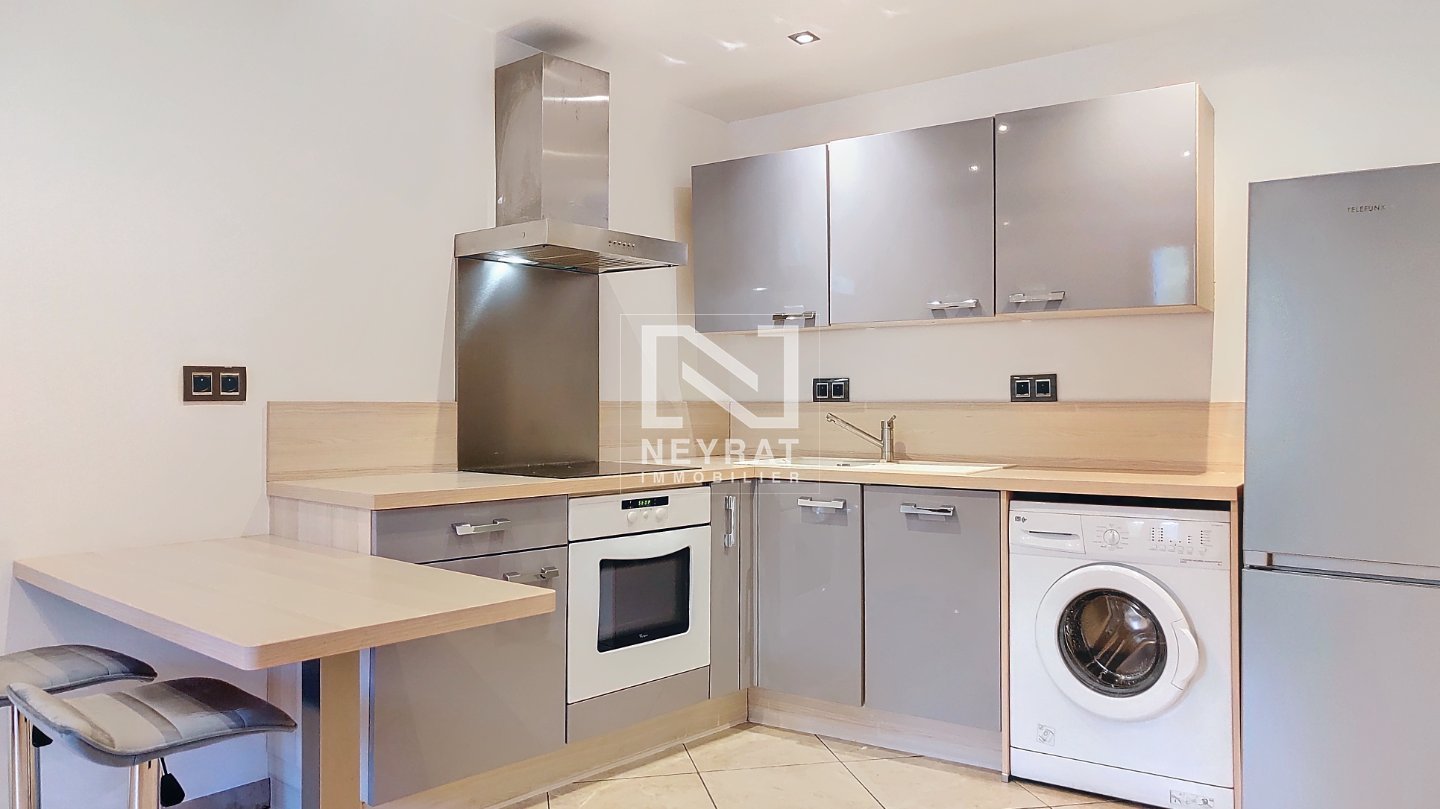 APPARTEMENT CALLIAN 32M MEUBLE PROCHE COMMODITES