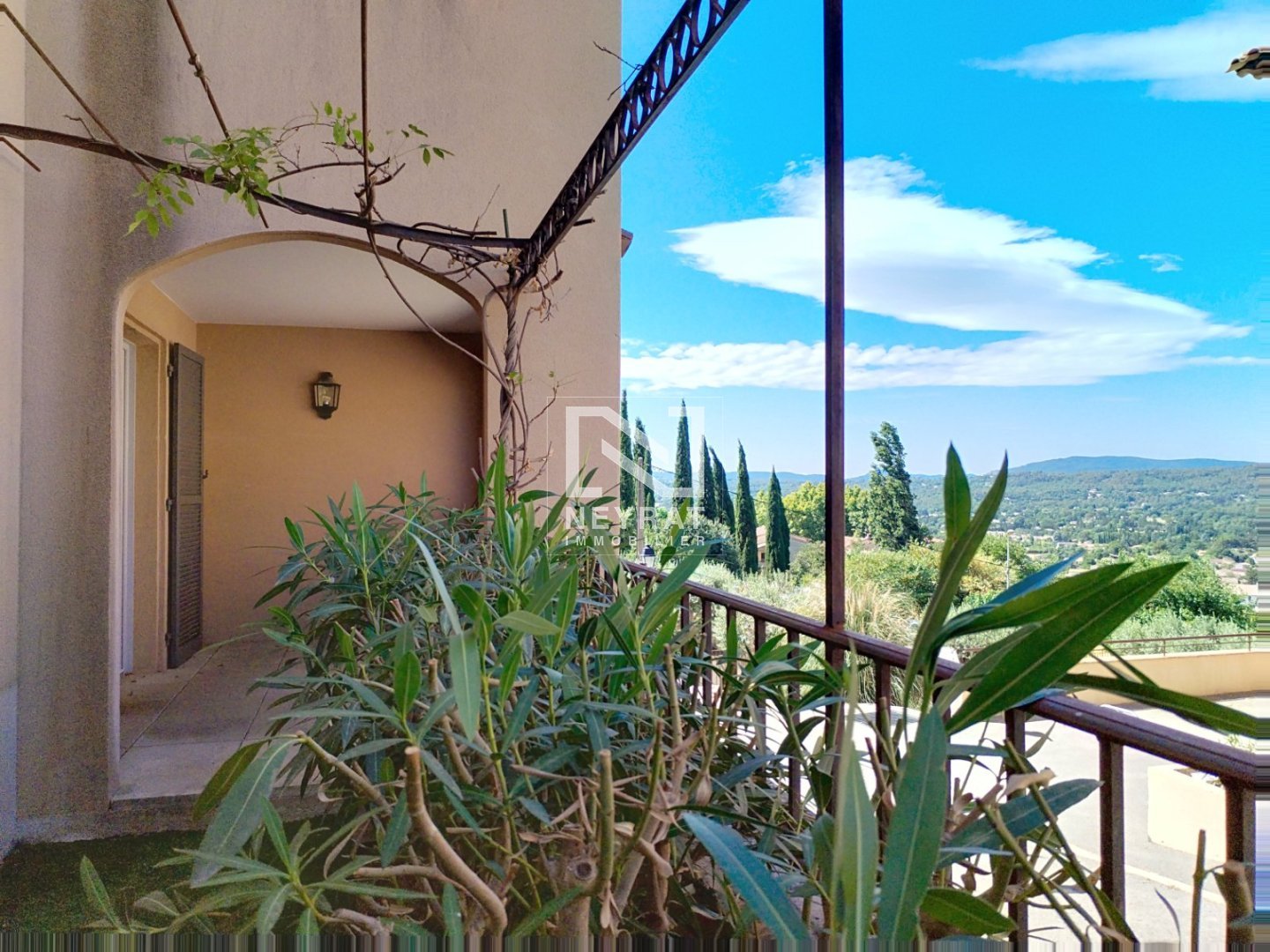FAYENCE MAGNIFIQUE 2 PIECES avec Terrasse, jardinet et garage