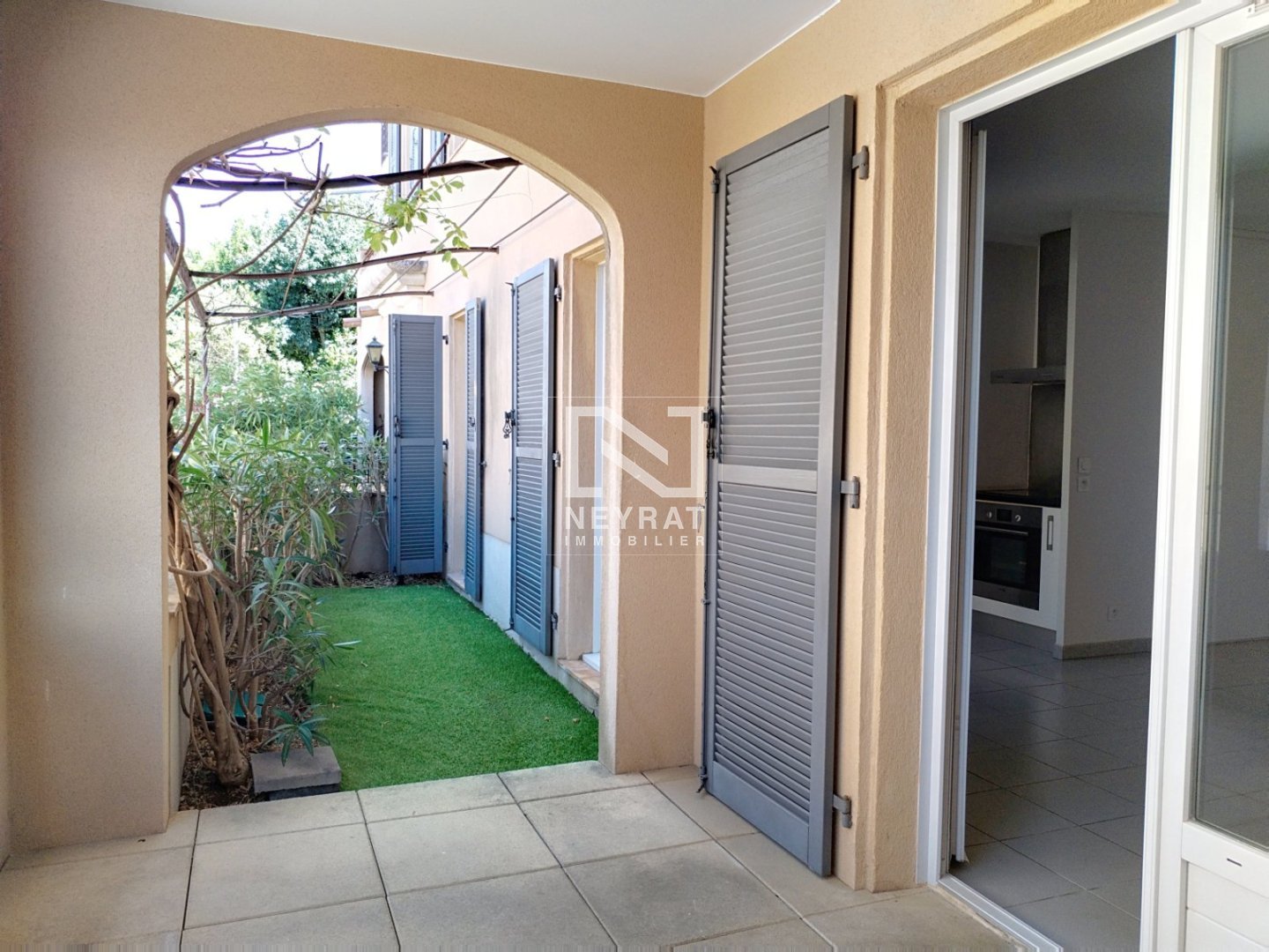 FAYENCE MAGNIFIQUE 2 PIECES avec Terrasse, jardinet et garage