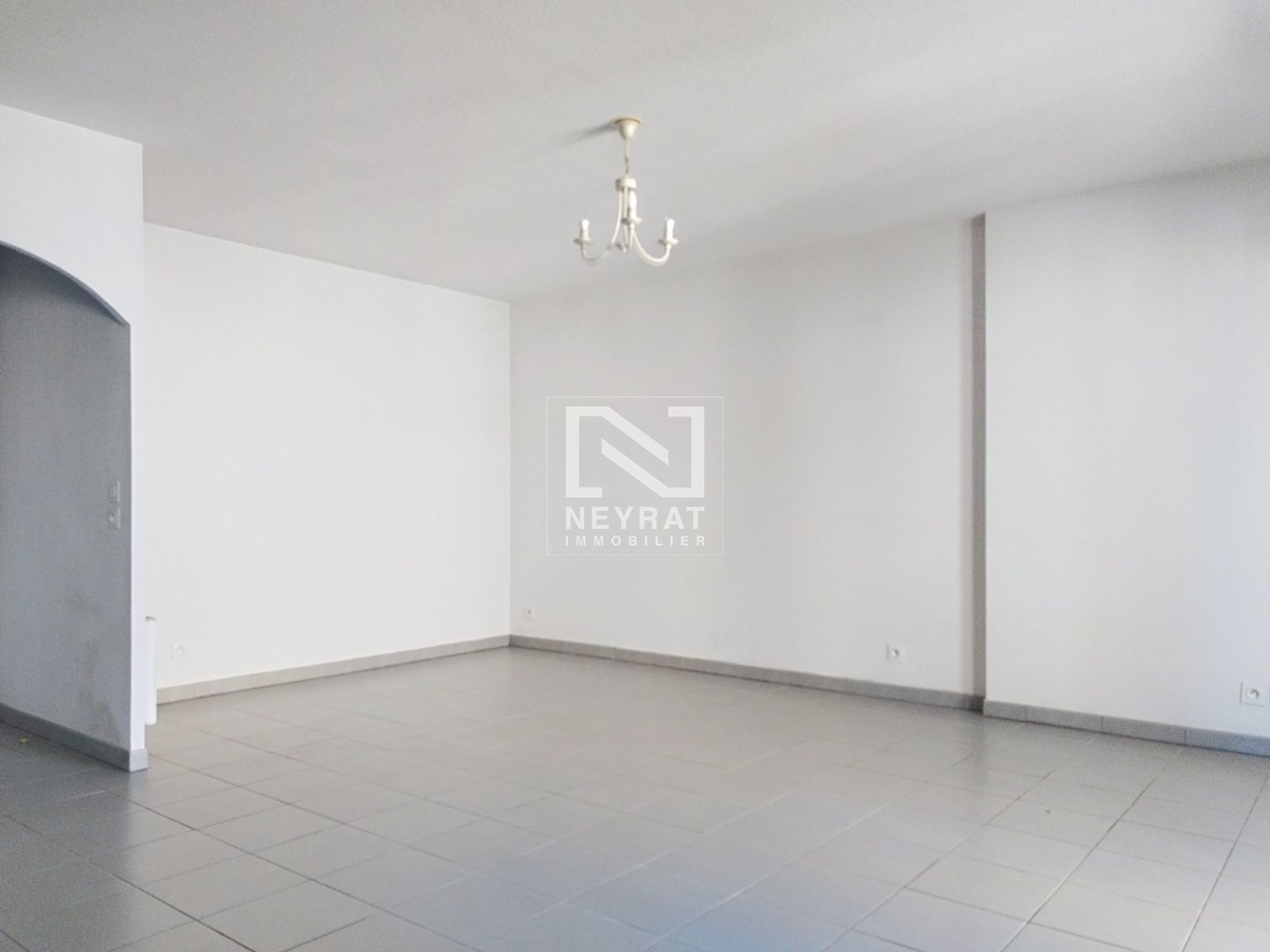 FAYENCE MAGNIFIQUE 2 PIECES avec Terrasse, jardinet et garage