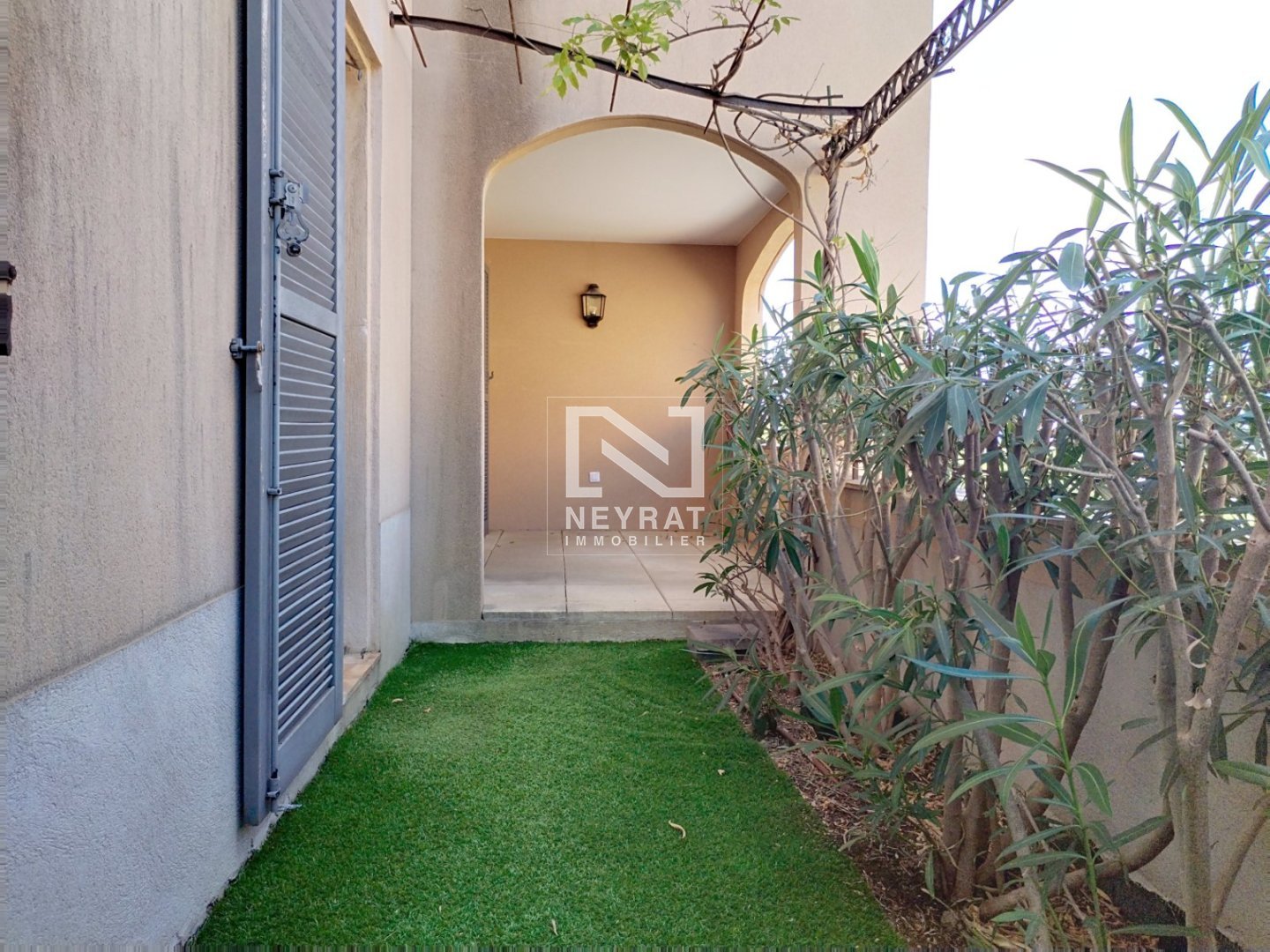 FAYENCE MAGNIFIQUE 2 PIECES avec Terrasse, jardinet et garage