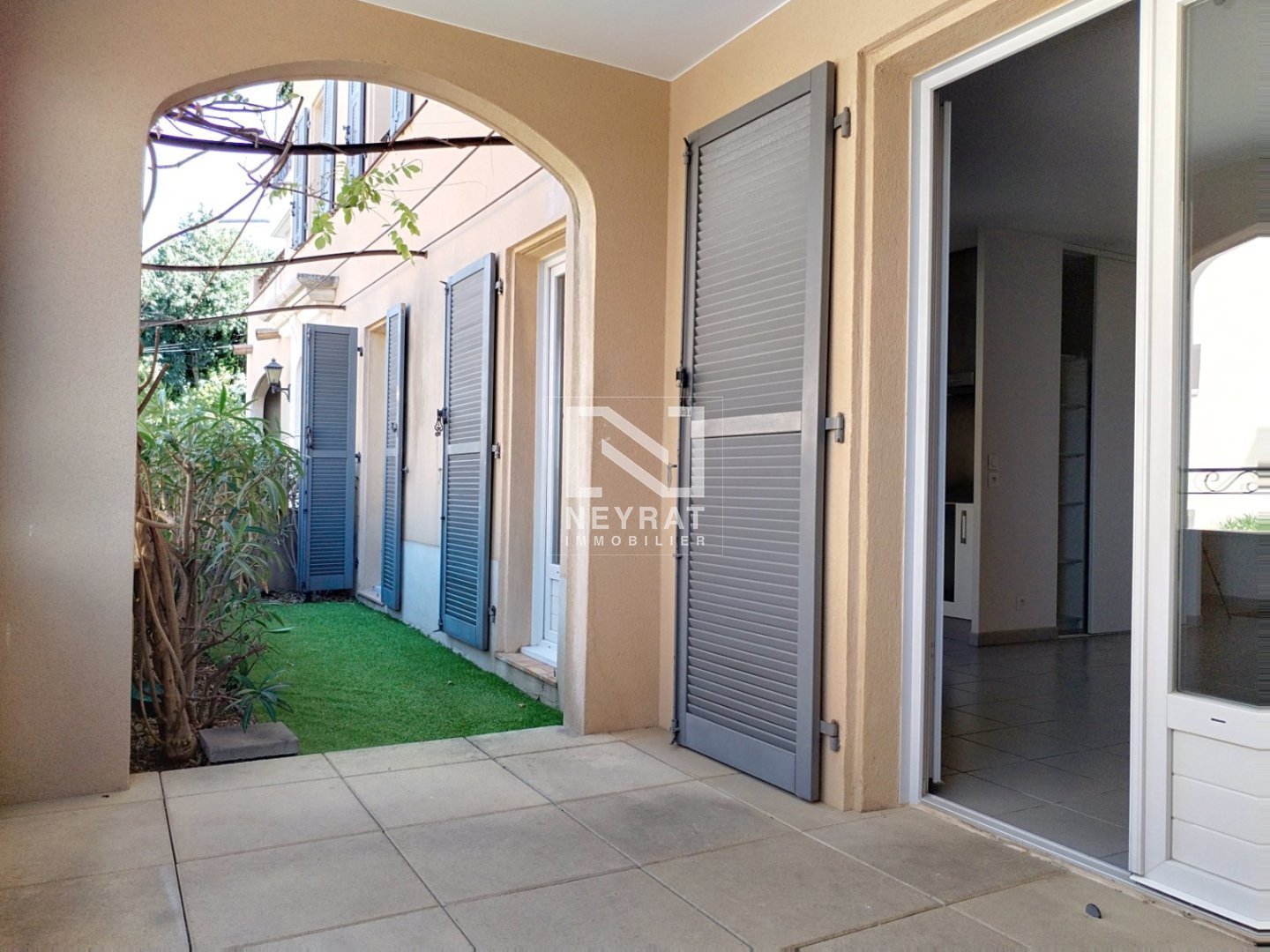 FAYENCE MAGNIFIQUE 2 PIECES avec Terrasse, jardinet et garage