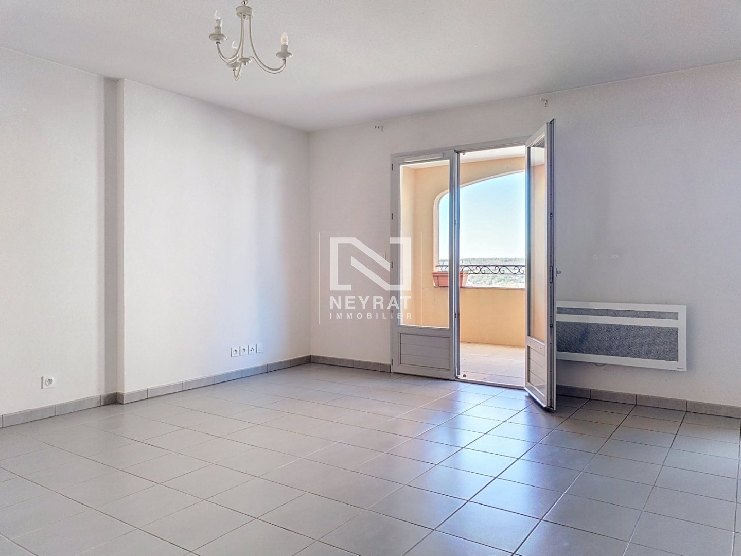 FAYENCE MAGNIFIQUE 2 PIECES avec Terrasse, jardinet et garage