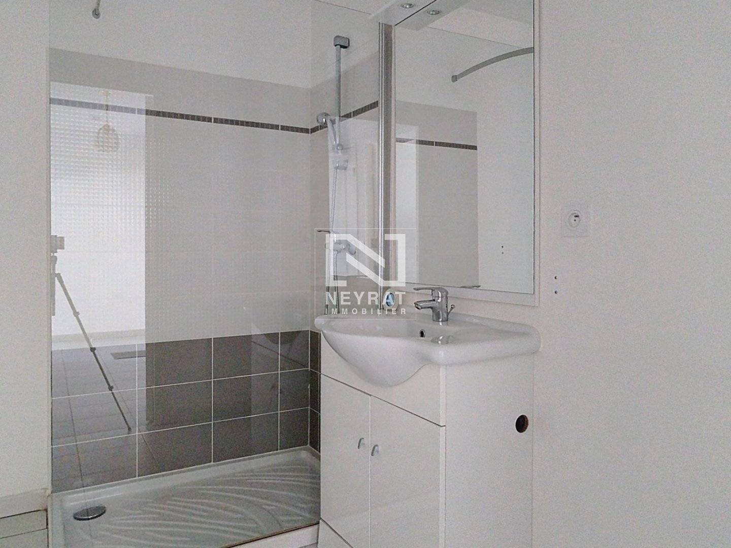 FAYENCE MAGNIFIQUE 2 PIECES avec Terrasse, jardinet et garage