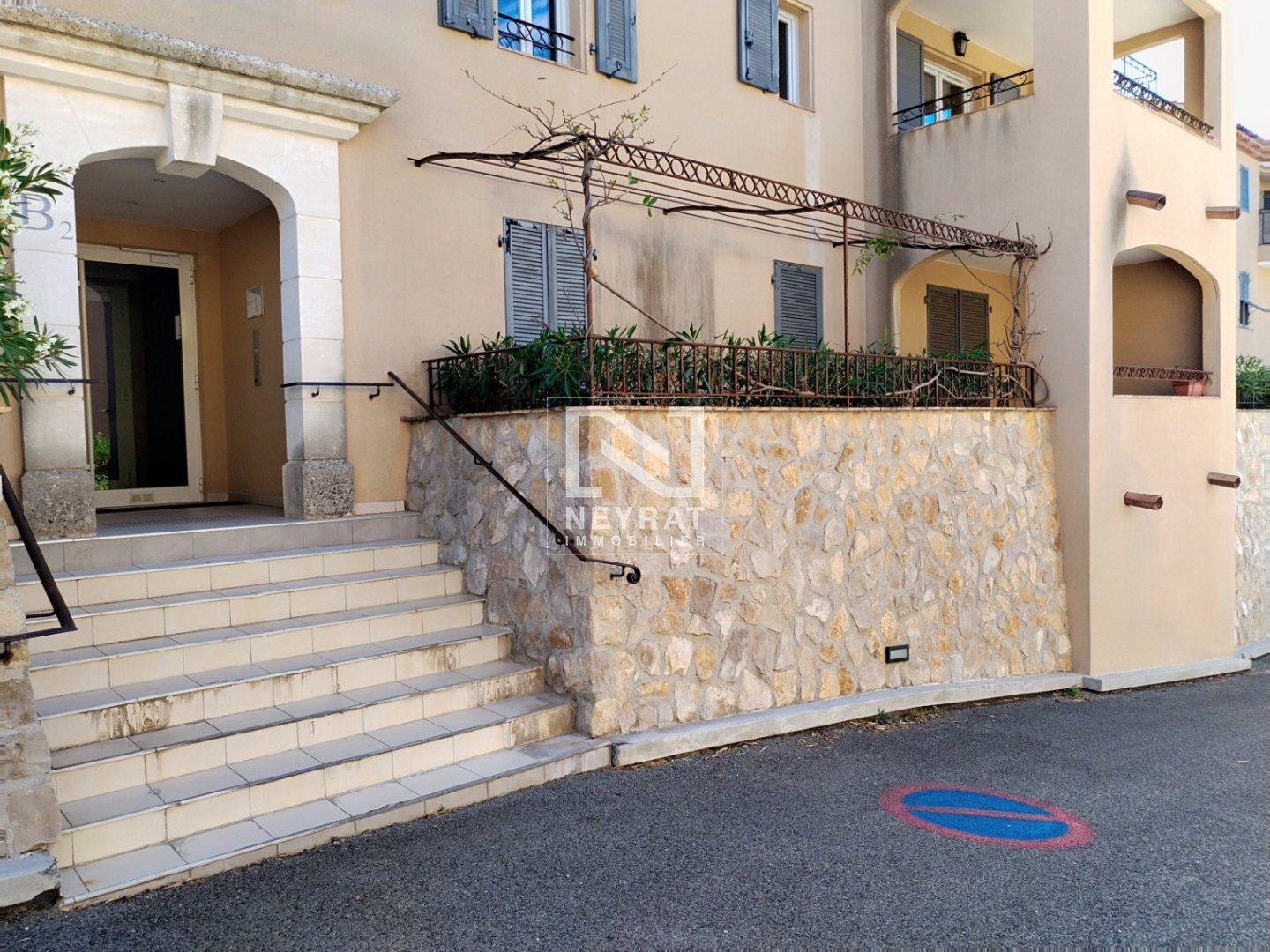 FAYENCE MAGNIFIQUE 2 PIECES avec Terrasse, jardinet et garage