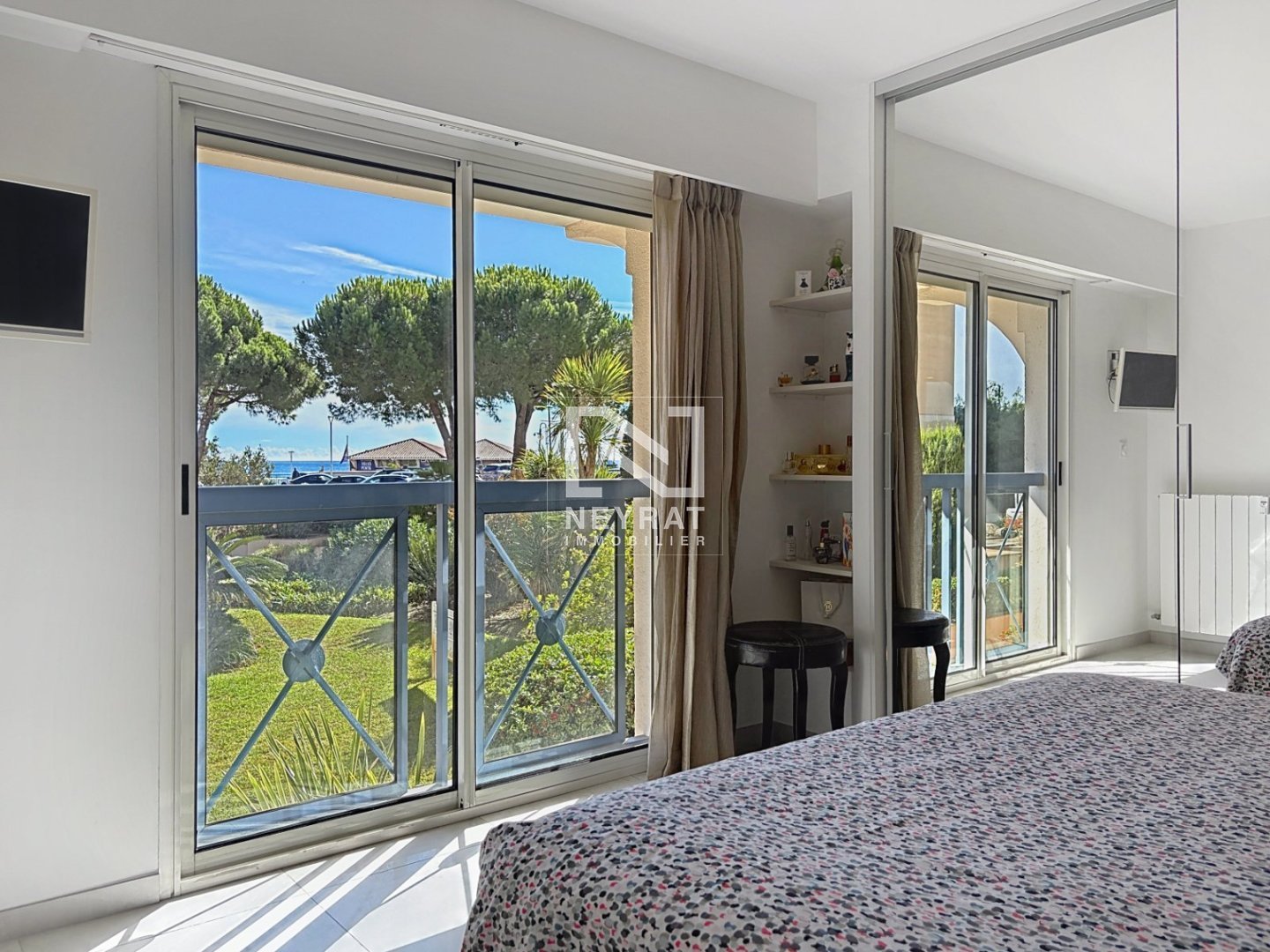 APPARTEMENT T2 A VENDRE - FREJUS - 75.72 m2 - 577000€