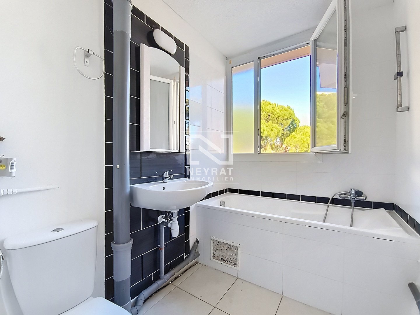 type 2 A VENDRE - FREJUS - 40.65 m2 - 115�000�&euro;