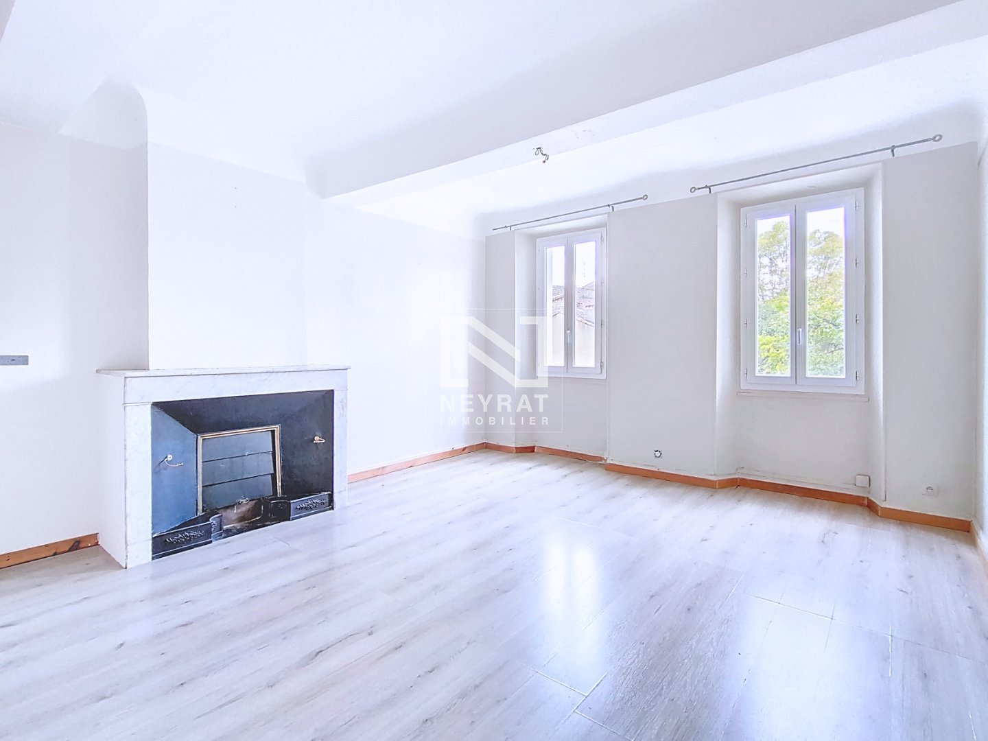 APPARTEMENT / SALON / CHAMBRE /VUE A VENDRE - MONTAUROUX - 45 m2 - 120000€