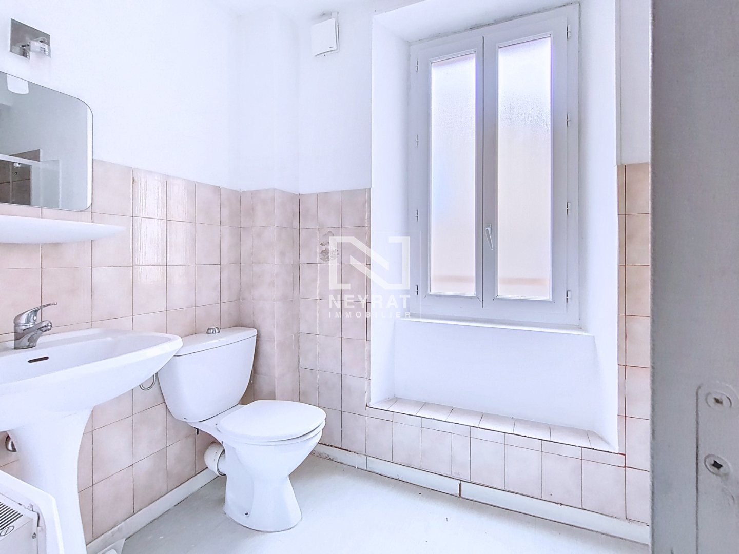 APPARTEMENT/ BALCON/ CHAMBRE / LUMINEUX A VENDRE - MONTAUROUX - 46 m2 - 130000€