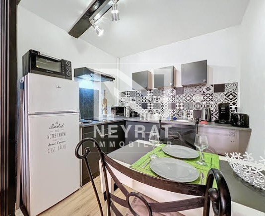 EXCLUSIVIT - Dans le quartier de St Raphael Centre Ville  proximit du centre-ville, des commerces et des transports, Appartement T2  vendre de 46 m situ dans une petite coproprit au premier tage.