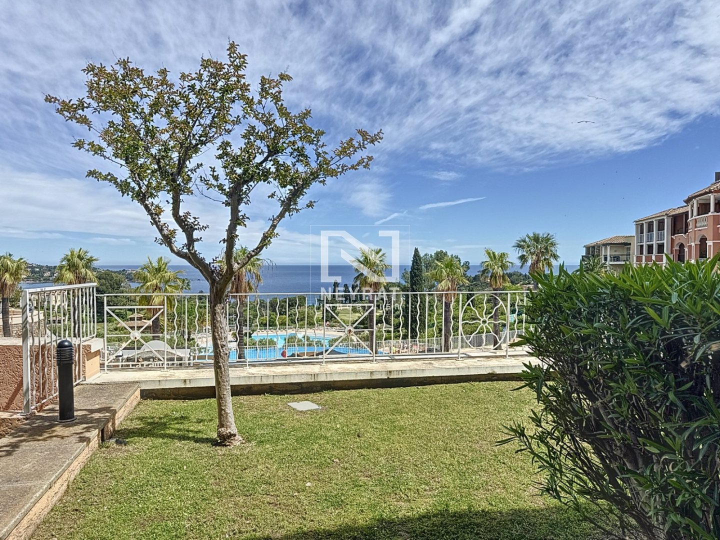AGAY CAP ESTEREL  APPARTEMENT 2 PICES AVEC JARDIN VUE MER