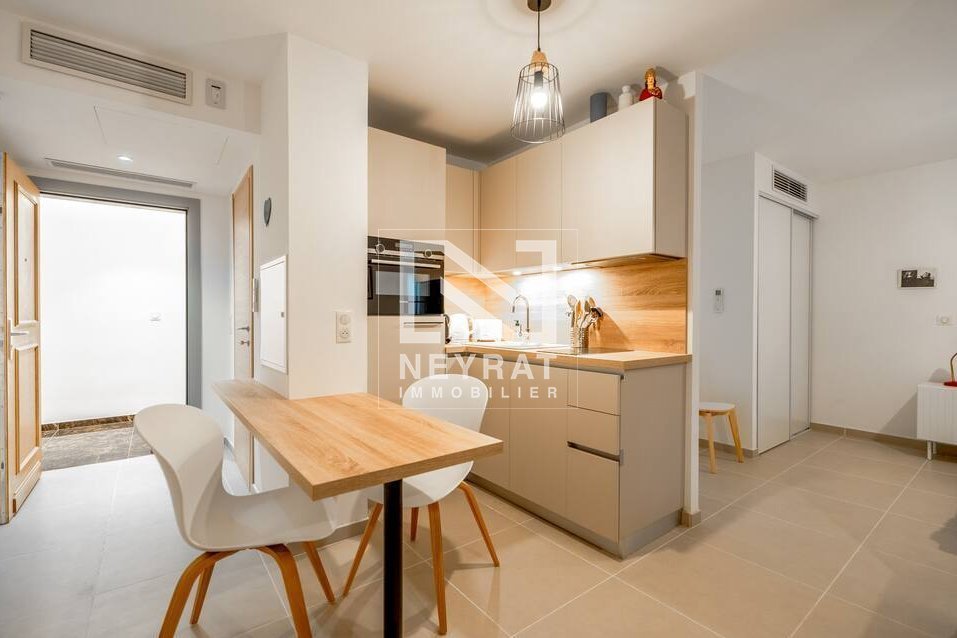 Appartement T2 de 40 m² au cœur de Saint-Tropez, place des Lices.