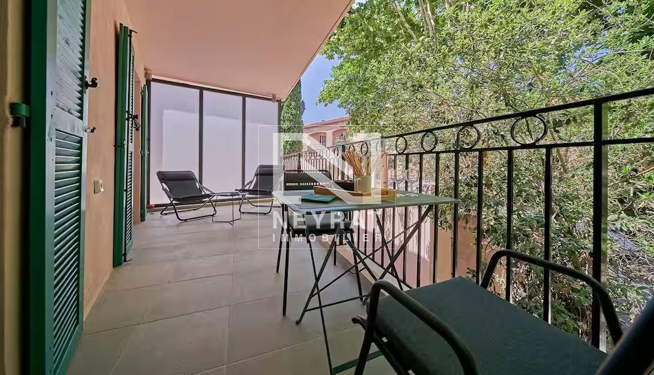 Appartement T2 de 40 m² au cœur de Saint-Tropez, place des Lices.