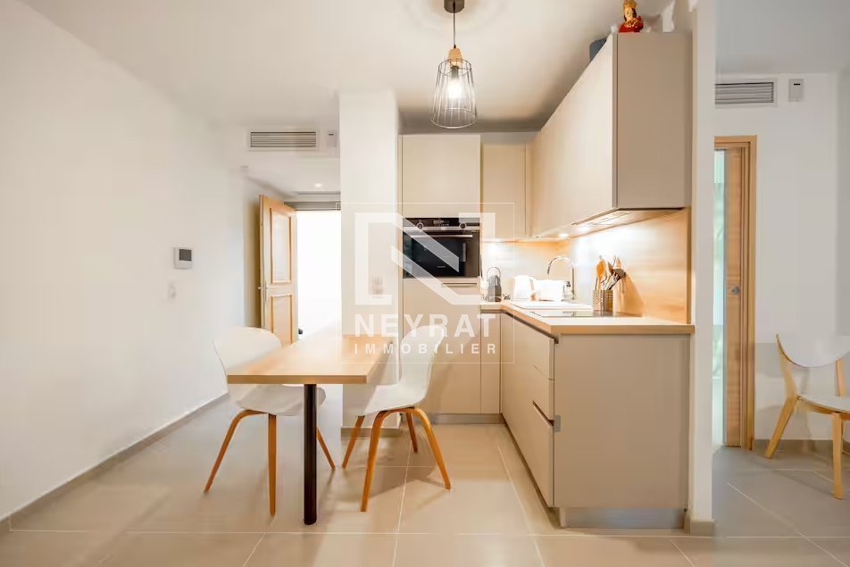 Appartement T2 de 40 m² au cœur de Saint-Tropez, place des Lices.