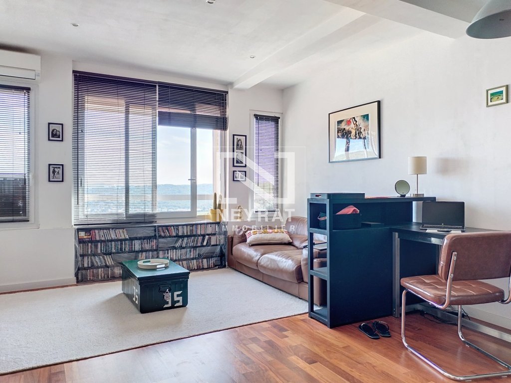 TOURRETTES -APPARTEMENT - VUE IMPRENABLE - LUMINEUX