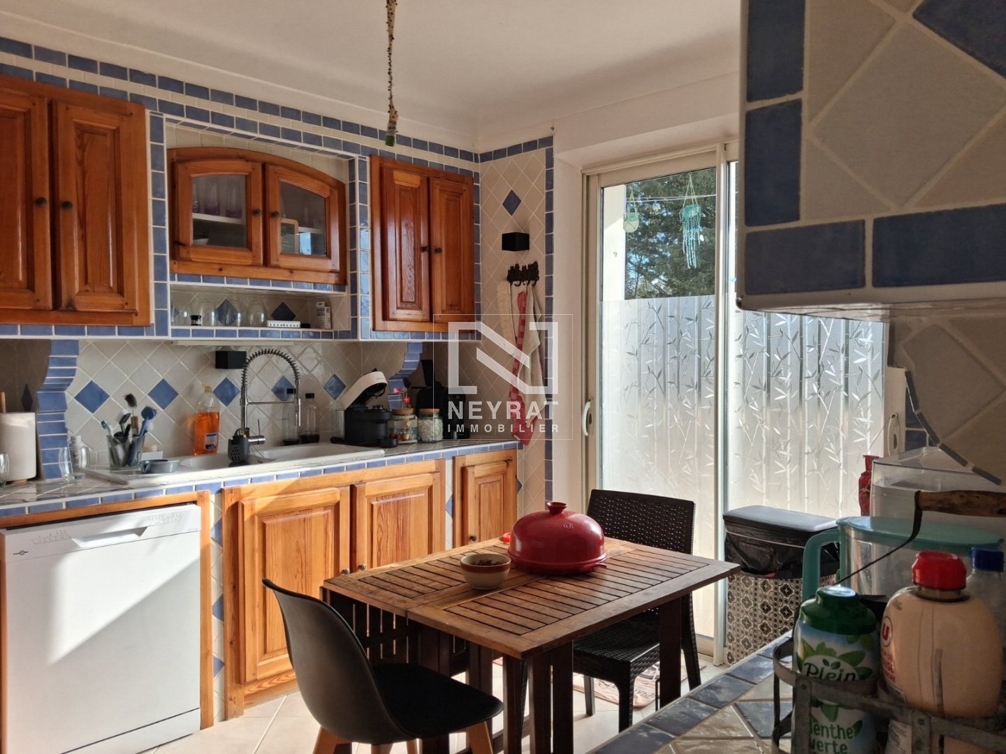 APPARTEMENT T3 AVEC JARDIN ET GARAGE A LOUER - FAYENCE - 82.56 m2 - 1 185 &euro; charges comprises par mois