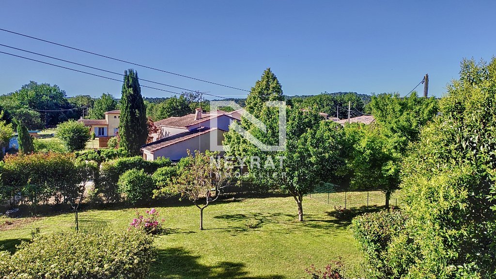 CALLIAN - Agrable appartement- 2 places de parking et une cave