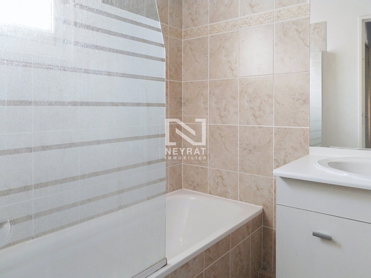 DUPLEX AVEC JARDIN DANS UNE RESIDENCE AVEC PISCINE A VENDRE - MONTAUROUX - 55.5 m2 - 255000€