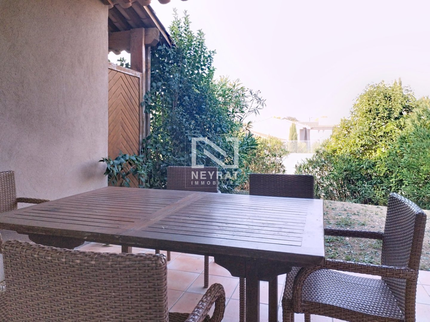 DUPLEX AVEC JARDIN DANS UNE RESIDENCE AVEC PISCINE A VENDRE - MONTAUROUX - 55.5 m2 - 255000€