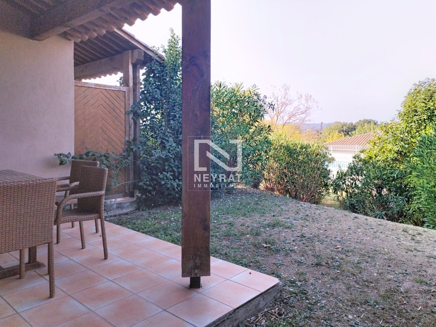 DUPLEX AVEC JARDIN DANS UNE RESIDENCE AVEC PISCINE A VENDRE - MONTAUROUX - 55.5 m2 - 255000€