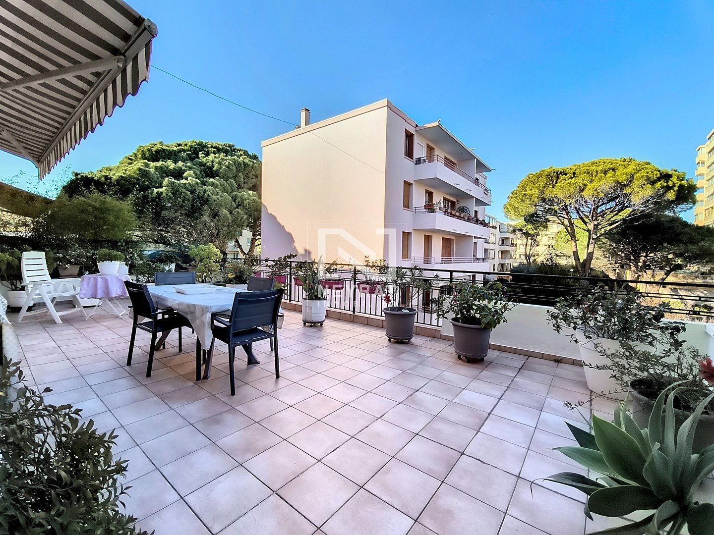 APPARTEMENT T3 AVEC CAVE ET TERRASSE A VENDRE - ST RAPHAEL - 78.67 m2 - 265000€