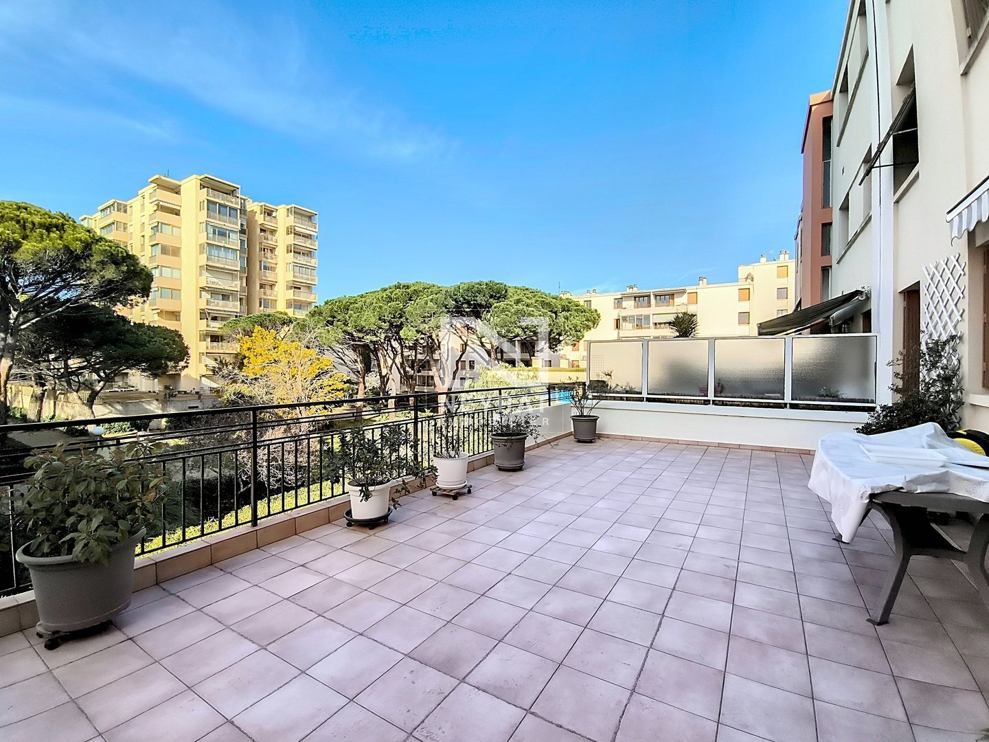 APPARTEMENT T3 AVEC CAVE ET TERRASSE - ST RAPHAEL - 78.67 m2 - 242000€