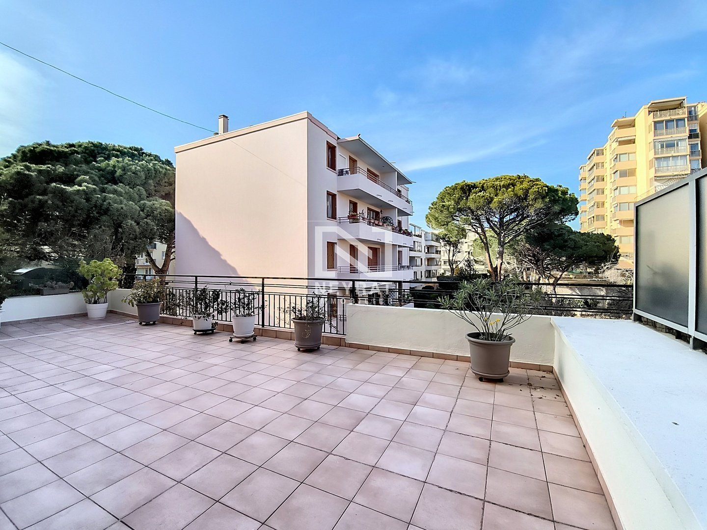 APPARTEMENT T3 AVEC CAVE ET TERRASSE - ST RAPHAEL - 78.67 m2 - 242000€