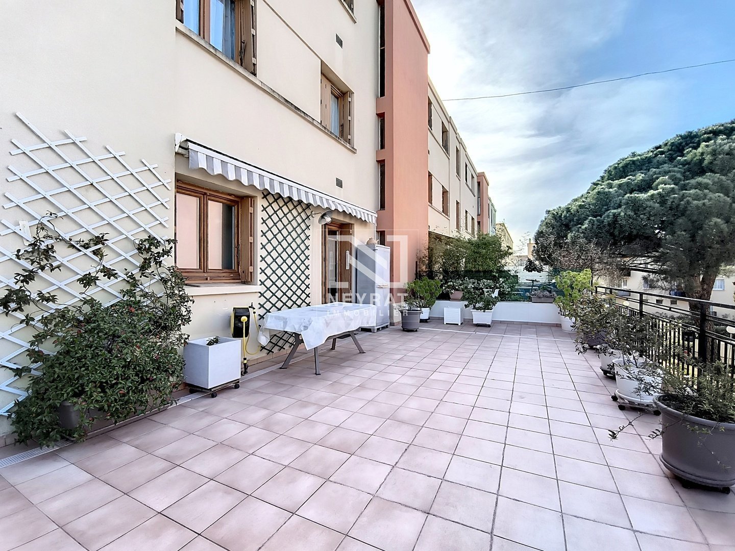 APPARTEMENT T3 AVEC CAVE ET TERRASSE - ST RAPHAEL - 78.67 m2 - 242000€